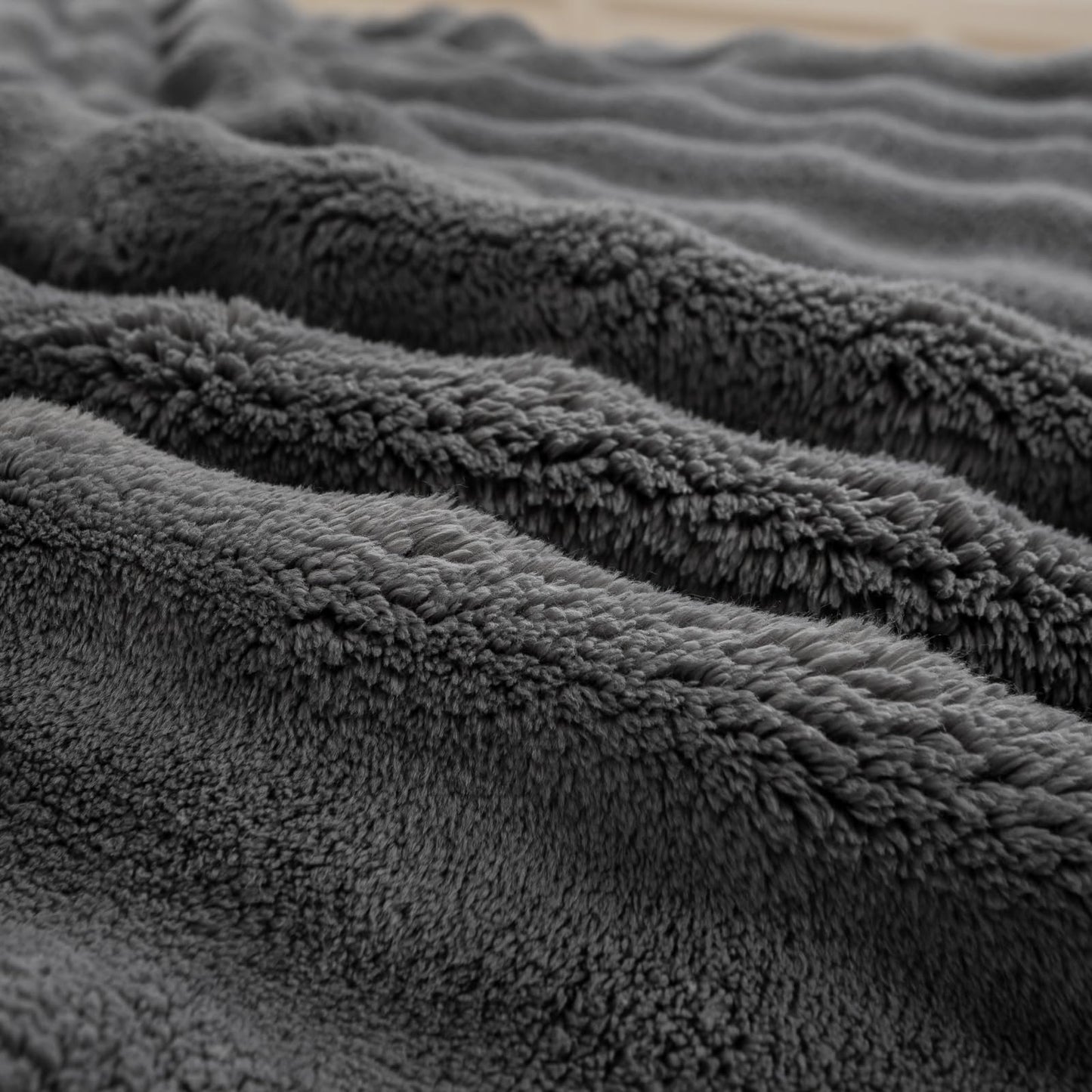 YUSOKI Super Soft Faux Fur Throw Blanket