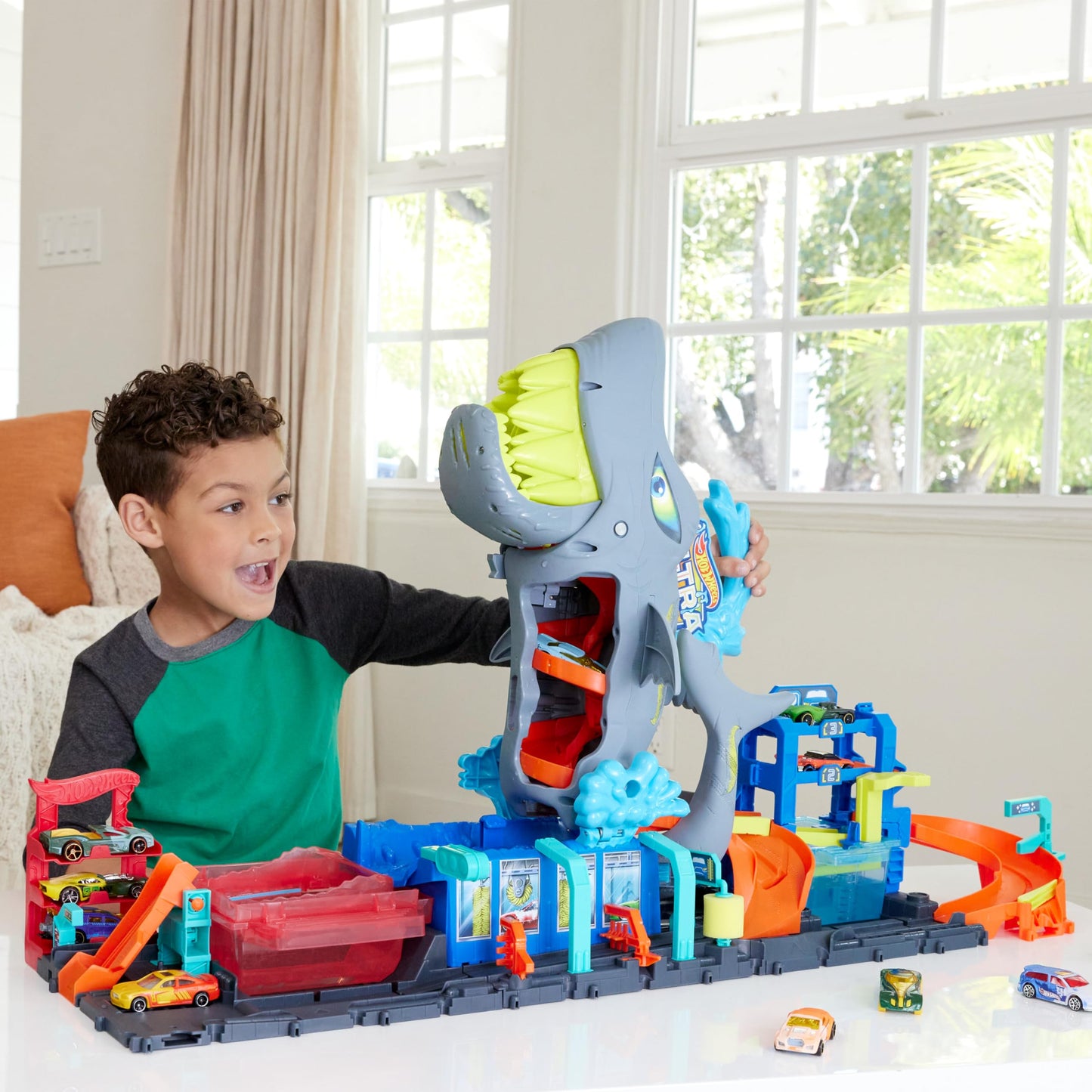 Hot Wheels Shark Car Wash Track Set with Vehicle