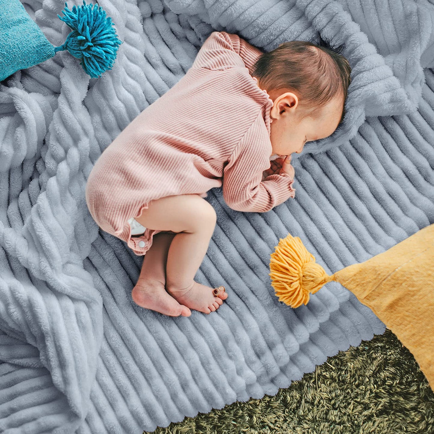 DISSA Plush Twin Fleece Blanket with Pompom Fringe