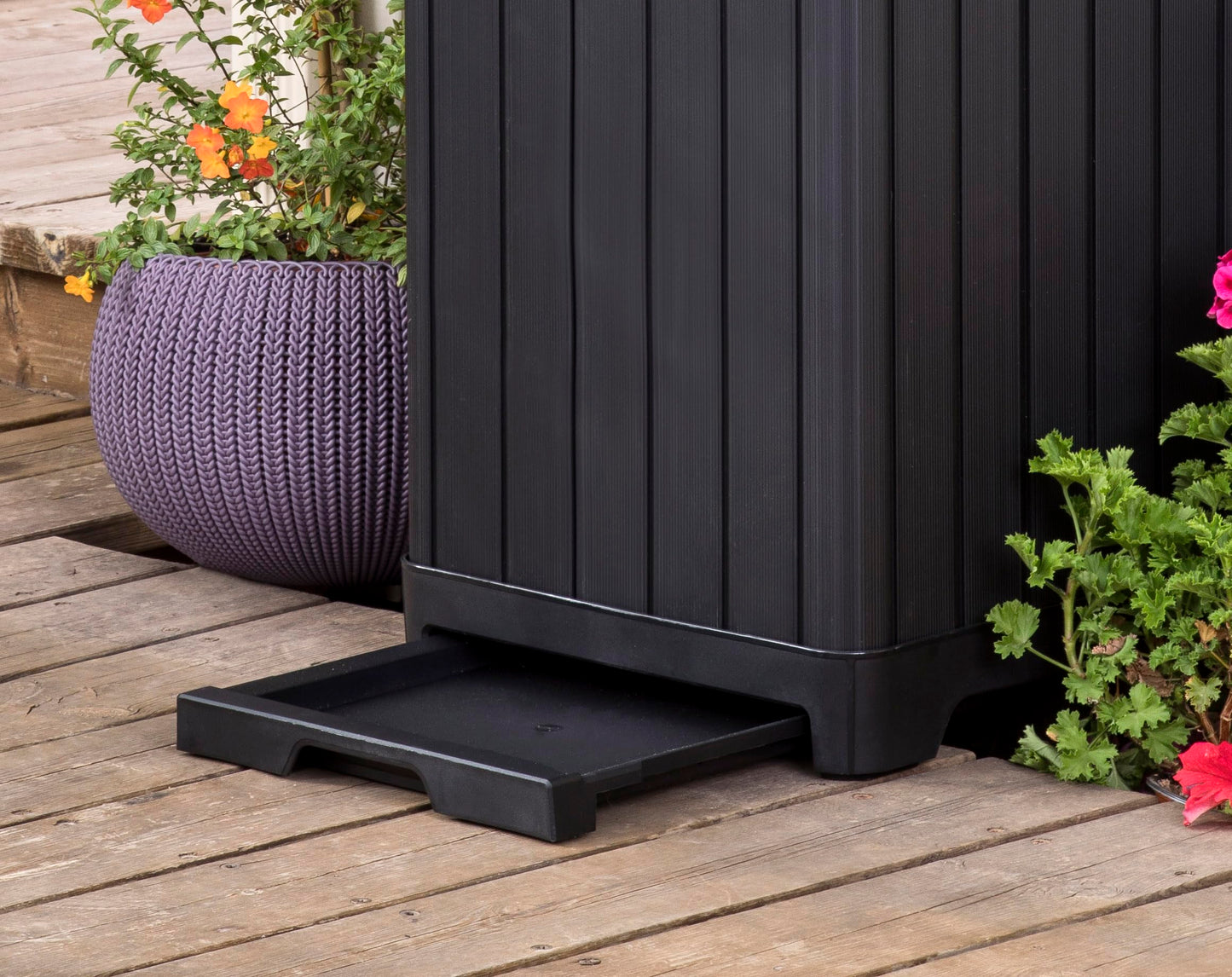 Keter Baltimore 38 Gallon Trash Can with Lid and Drip Tray for Easy Cleaning-Perfect for Patios, Kitchens, and Outdoor Entertaining, 38 Gallons, Black