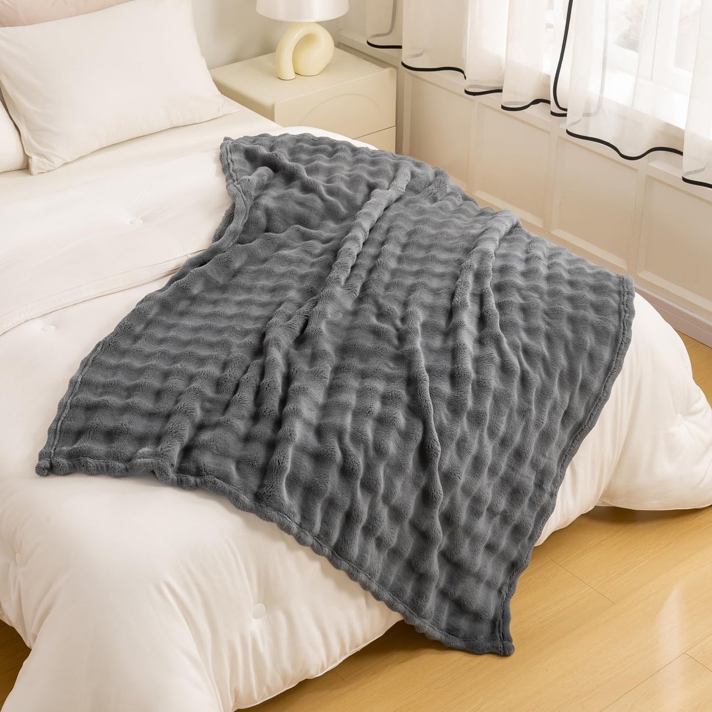 YUSOKI Super Soft Faux Fur Throw Blanket