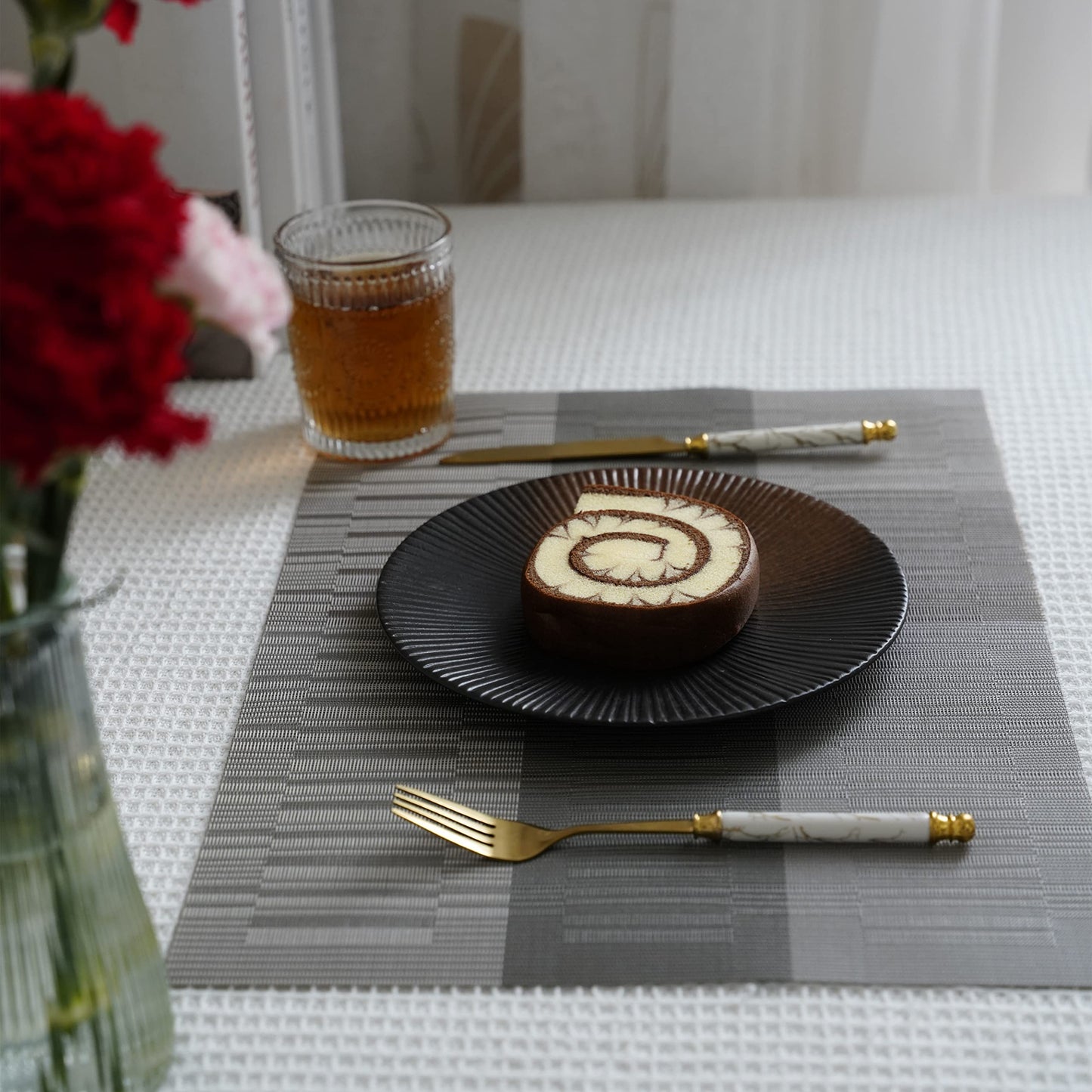 HeloHo Gradient Dark and Light Gray Placemats Set of 6, Washable Placemats Vinyl Woven Table Mats Wipeable Placemat for Kitchen Dining Table Decoration Indoor Outdoor