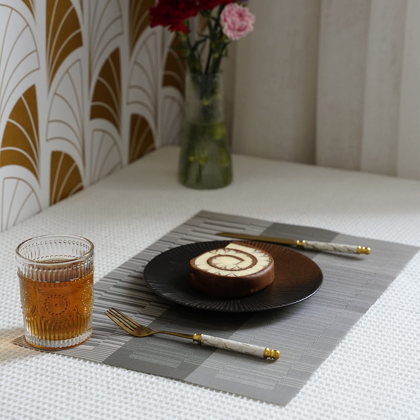 HeloHo Gradient Dark and Light Gray Placemats Set of 6, Washable Placemats Vinyl Woven Table Mats Wipeable Placemat for Kitchen Dining Table Decoration Indoor Outdoor