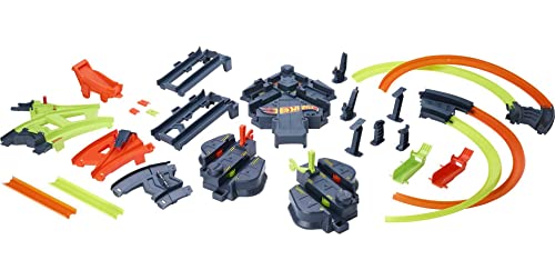 Hot Wheels Colossal Crash Track Set, Figure 8 Track Set, Competitive Play, Aerial Stunts, Toys for Boys Age 5 and Up