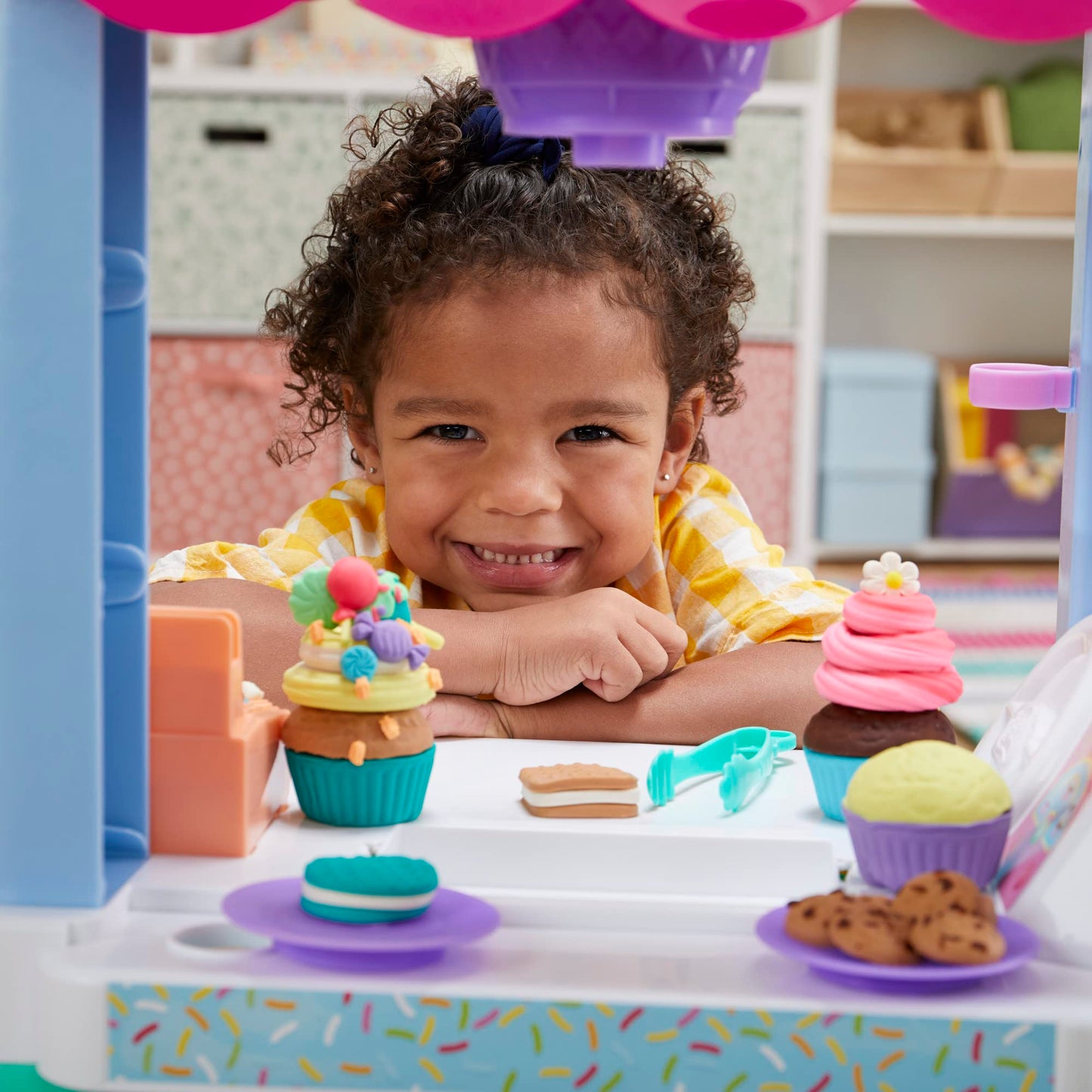 Play-Doh Food Truck Toy Playset with 12 Cans