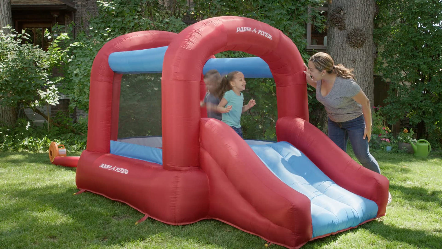 Radio Flyer Backyard Bouncer JR, Bounce House, Inflatable Jumper with Air Blower | Ages 2-8 Years (Amazon Exclusive)