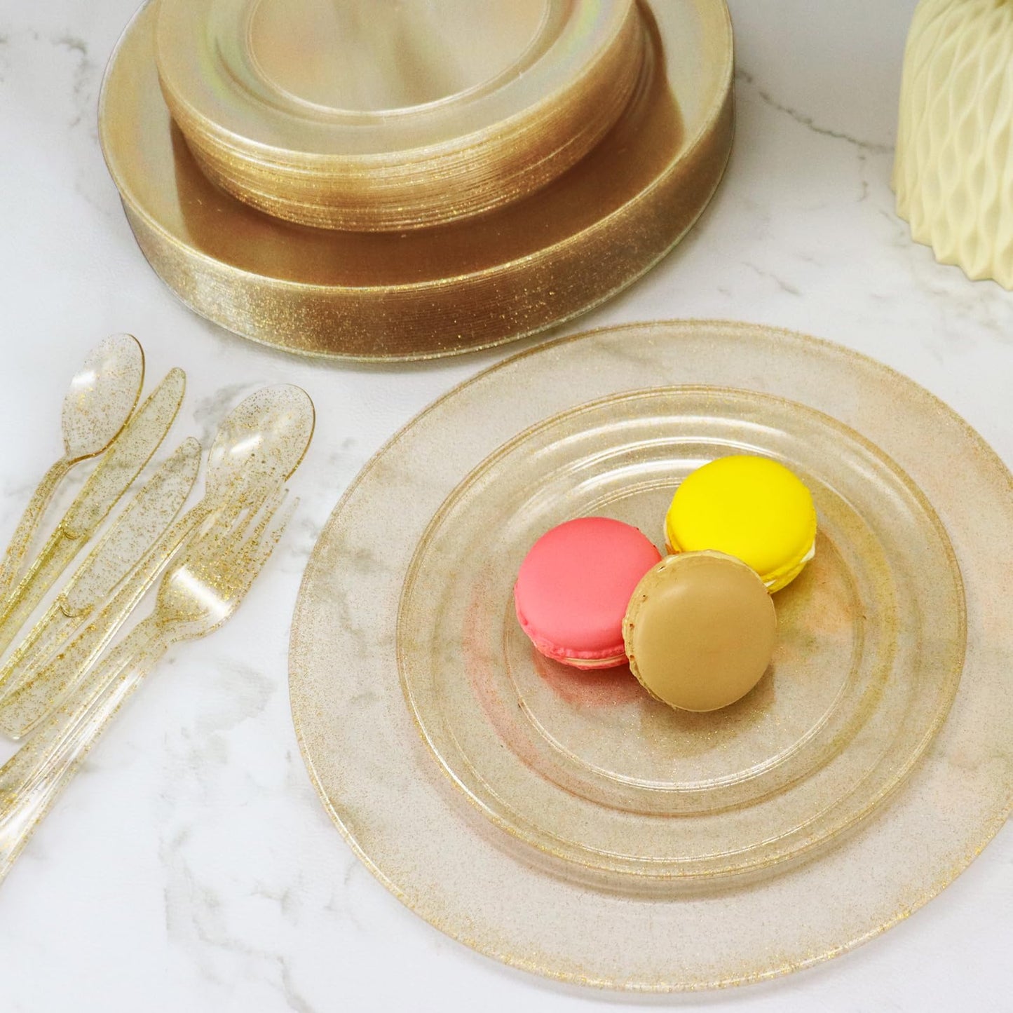 125PCS Heavy Duty Gold Plastic Plates
