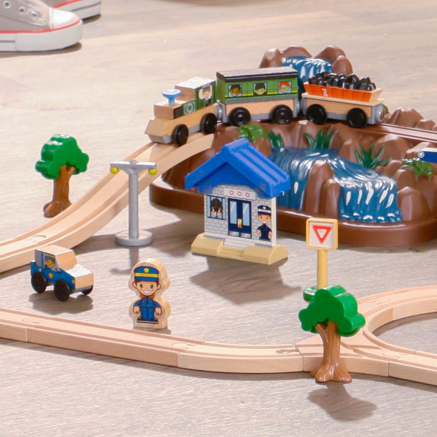 KidKraft 61-Piece Magnetic Train Set with Tracks