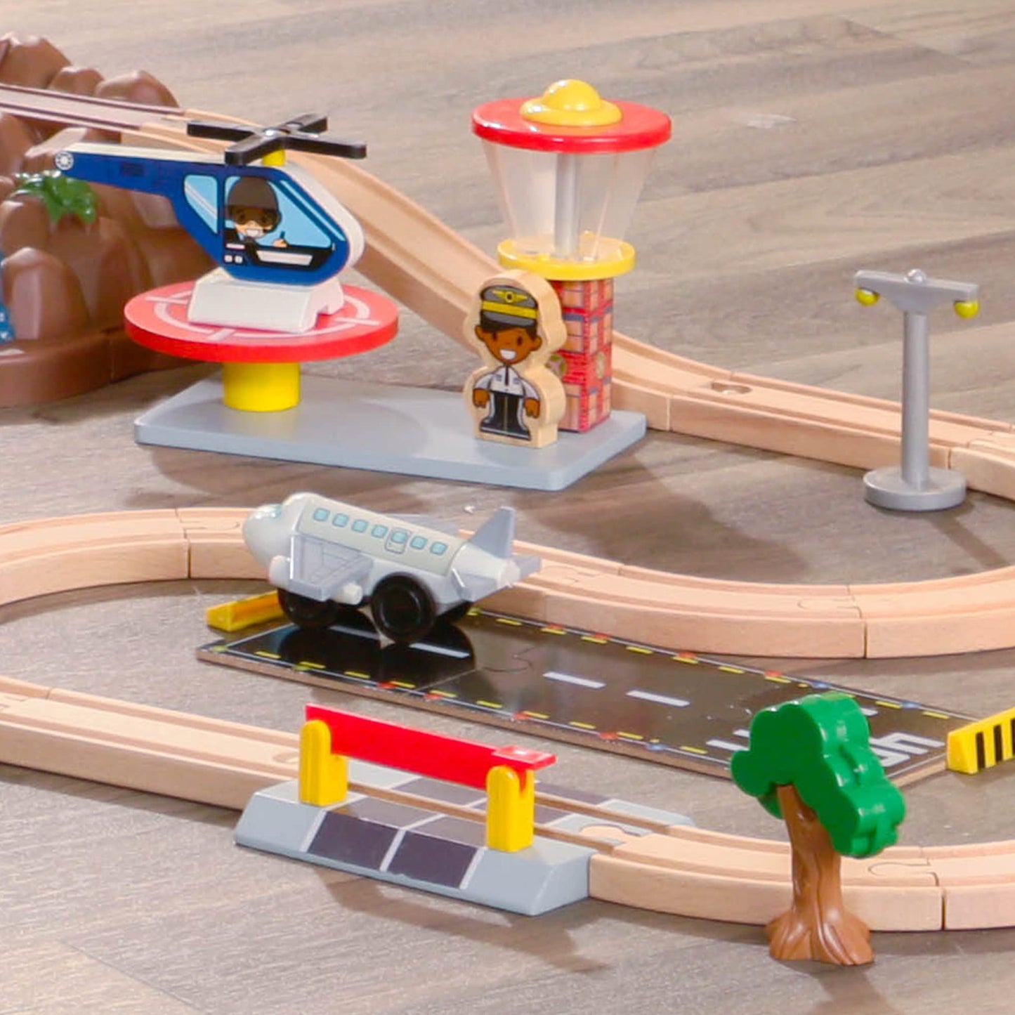 KidKraft 61-Piece Magnetic Train Set with Tracks