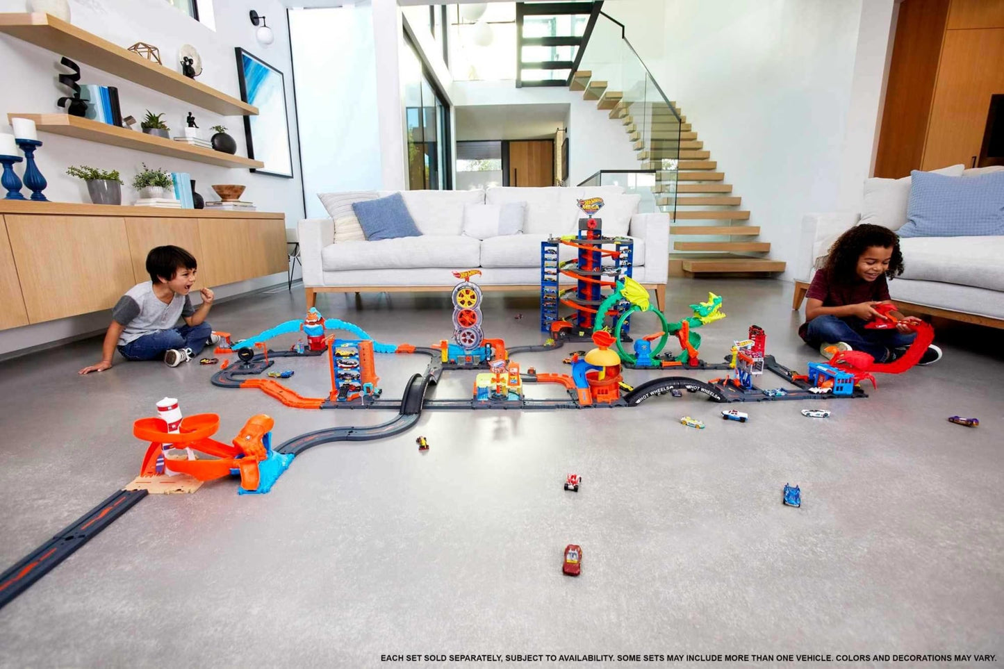 Hot Wheels Toy Car Track Set Pack, 10 Track-Building Parts with City Square, Bridge & 1:64 Scale Vehicle, Connects to Other Tracks