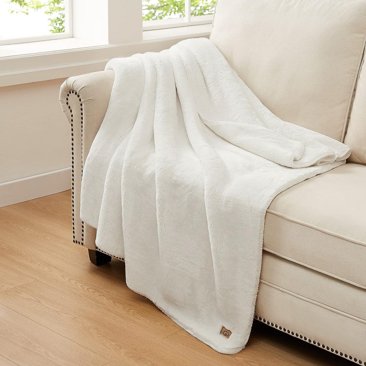 UGG 23601 Whitecap Plush Flannel Oversized Reversible Fleece Throw Blanket Comfortable Lightweight Cozy Hotel Style Home Decor Soft Luxury Machine Washable Blankets, 70 x 50-Inch, Snow