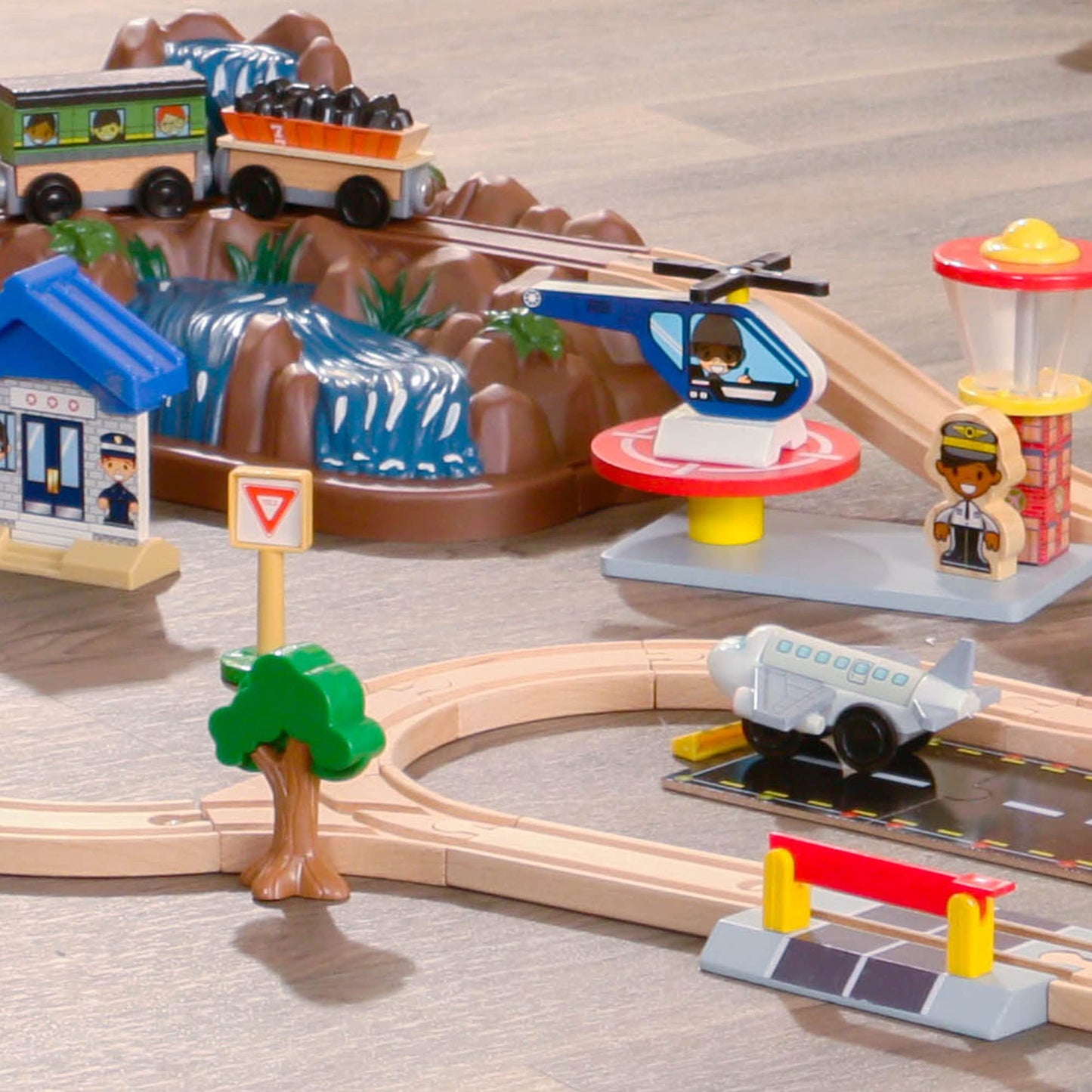 KidKraft 61-Piece Magnetic Train Set with Tracks