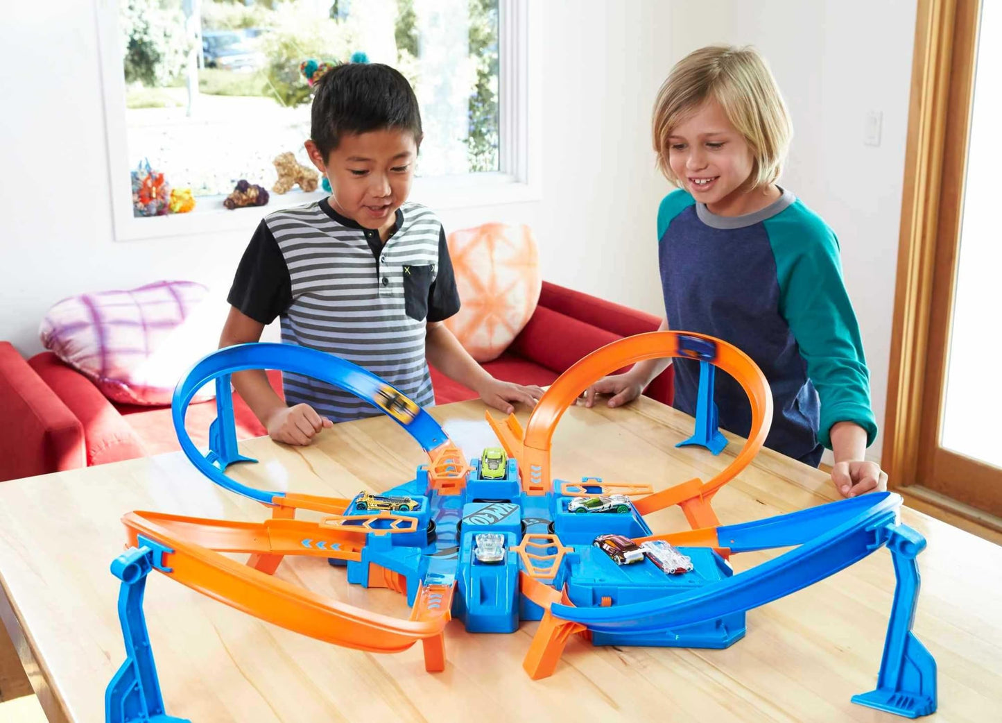 Hot Wheels Toy Car Track Set, Criss Cross Crash with 1:64 Scale Vehicle, Powered by a Motorized Booster (Amazon Exclusive)