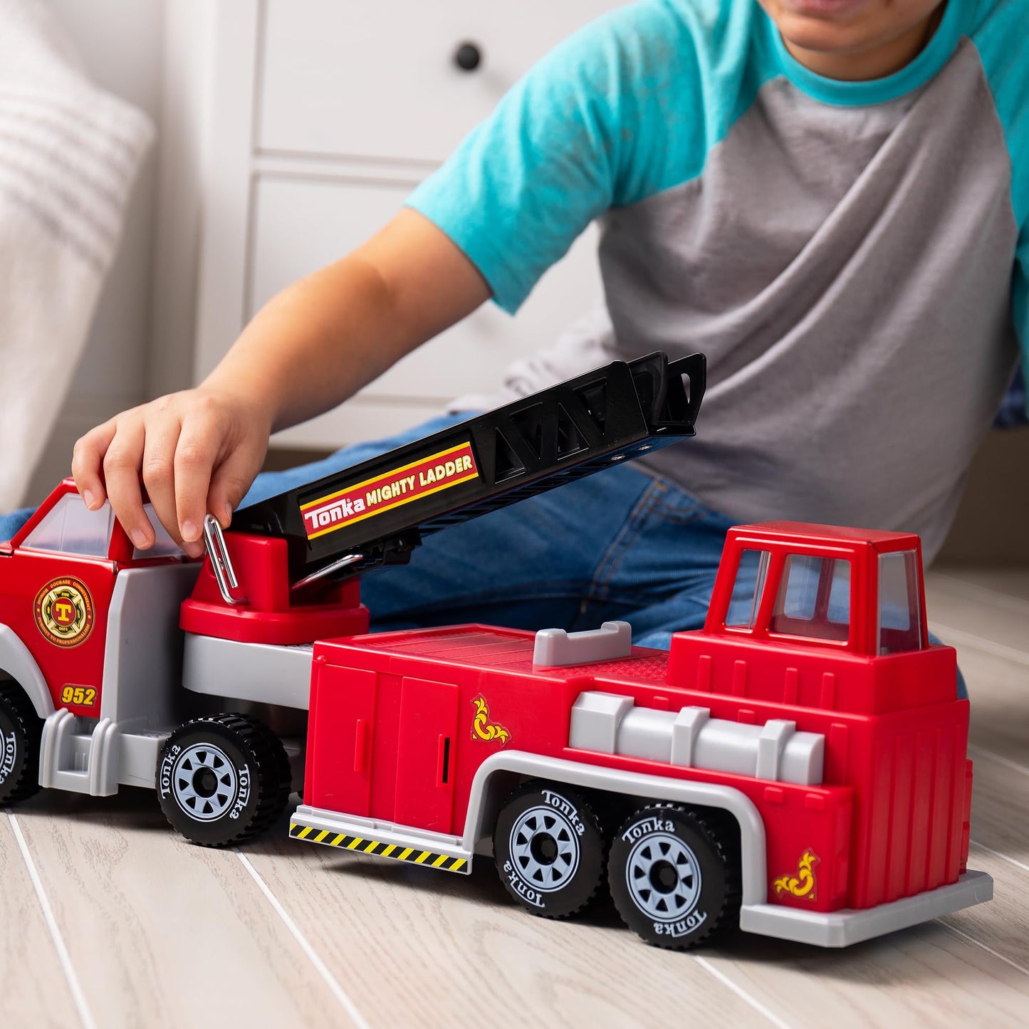 Tonka Steel Classics, Hook N’ Ladder Fire Truck– Made with Steel & Sturdy Plastic, red Friction Powered, Boys and Girls, Toddlers Ages 3+, Big fire Truck, Toddlers, Birthday Gift, Christmas, Holiday