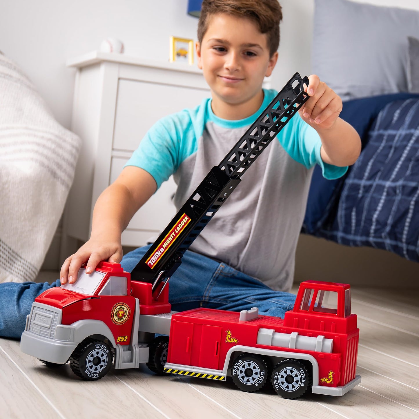 Tonka Steel Classics, Hook N’ Ladder Fire Truck– Made with Steel & Sturdy Plastic, red Friction Powered, Boys and Girls, Toddlers Ages 3+, Big fire Truck, Toddlers, Birthday Gift, Christmas, Holiday