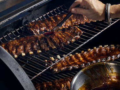 Weber SmokeFire EPX6 Wood Fired Pellet Grill, Stealth Edition Large