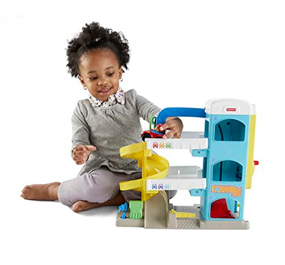 Fisher-Price Little People Toddler Toy Helpful Neighbor's Garage Playset with Spiral Ramp and 2 Wheelies Cars for Ages 18+ Months
