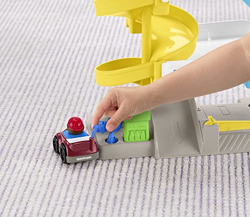 Fisher-Price Little People Toddler Toy Helpful Neighbor's Garage Playset with Spiral Ramp and 2 Wheelies Cars for Ages 18+ Months