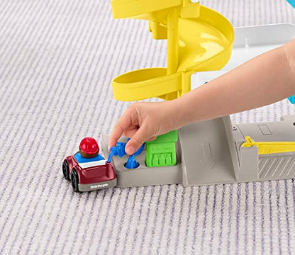 Fisher-Price Little People Toddler Toy Helpful Neighbor's Garage Playset with Spiral Ramp and 2 Wheelies Cars for Ages 18+ Months