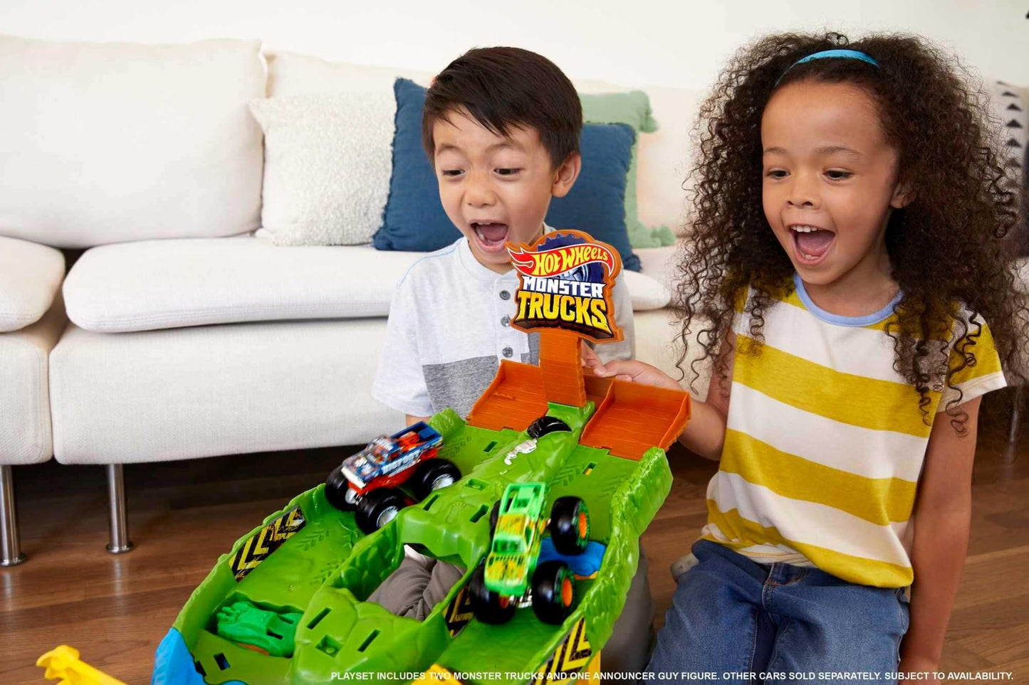 Hot Wheels Monster Trucks Wreckin' Raceway with 2 Toy Trucks: Bigfoot & Gunkster, Head-To-Head Race with Obstacles